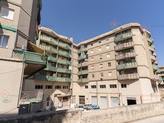 Appartamento in Vendita a Siracusa, zona Pizzuta Scala Greca, 79'000&euro;, 142 m²