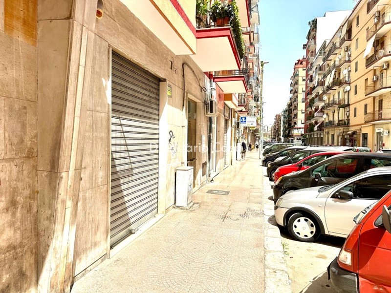 Negozio in Vendita a Taranto, 68'000€, 100 m²