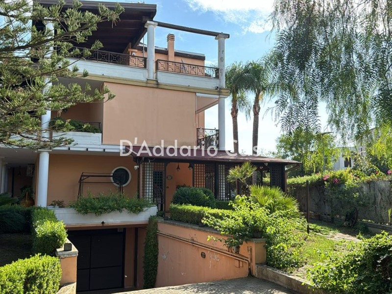 Villetta a schiera in Affitto a Taranto, 1'700€, 250 m²