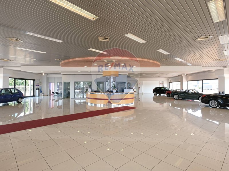 Negozio in Vendita a Cavernago, 2860 m²