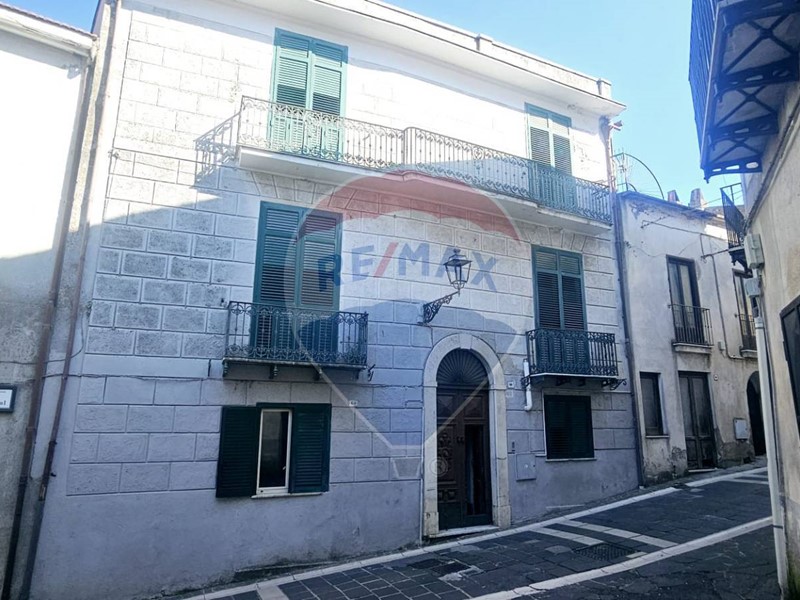Casa Indipendente in Vendita a Forchia, 93'000€, 330 m²