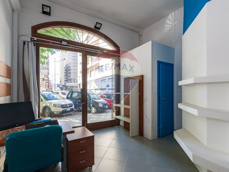 Negozio in Affitto a Palermo, zona Porto, Borgo Vecchio, Roma, Cavour, 600€, 35 m²
