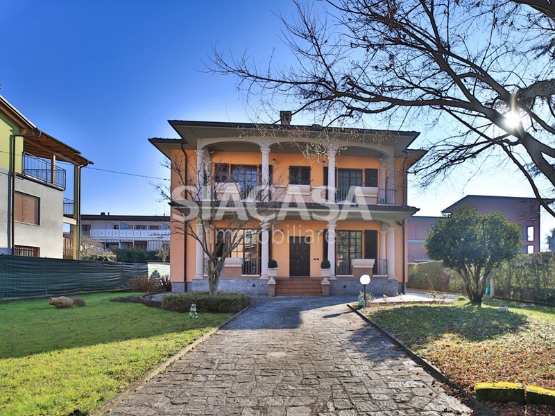 Villa in Vendita a Busnago, 520'000€, 420 m²