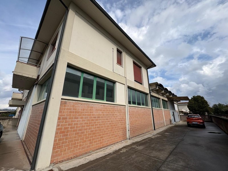 Capannone in Vendita a Castelfranco di Sotto, 270'000€, 800 m²