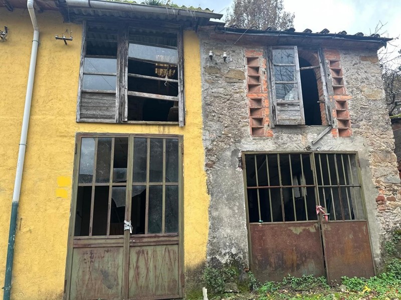 Casale in Vendita a Capannori, zona Massa Macinaia, 45'000€, 100 m²