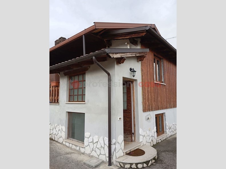 Villa bifamiliare in Vendita a Oricola, 85'000€, 90 m², arredato