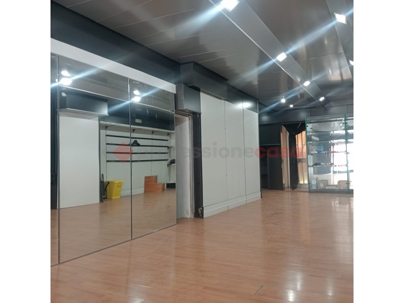 Negozio in Affitto a Grottaglie, 480€, 68 m², arredato