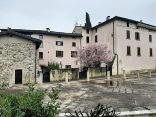 Negozio in Vendita a Roè Volciano, 150'000€, 238 m², con Box