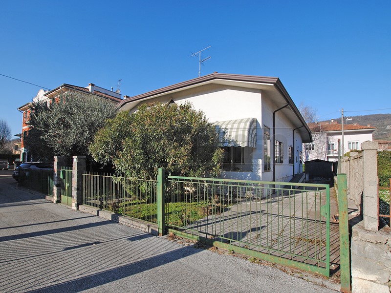Casa Indipendente in Vendita a Cornedo Vicentino, 193'000€, 221 m²
