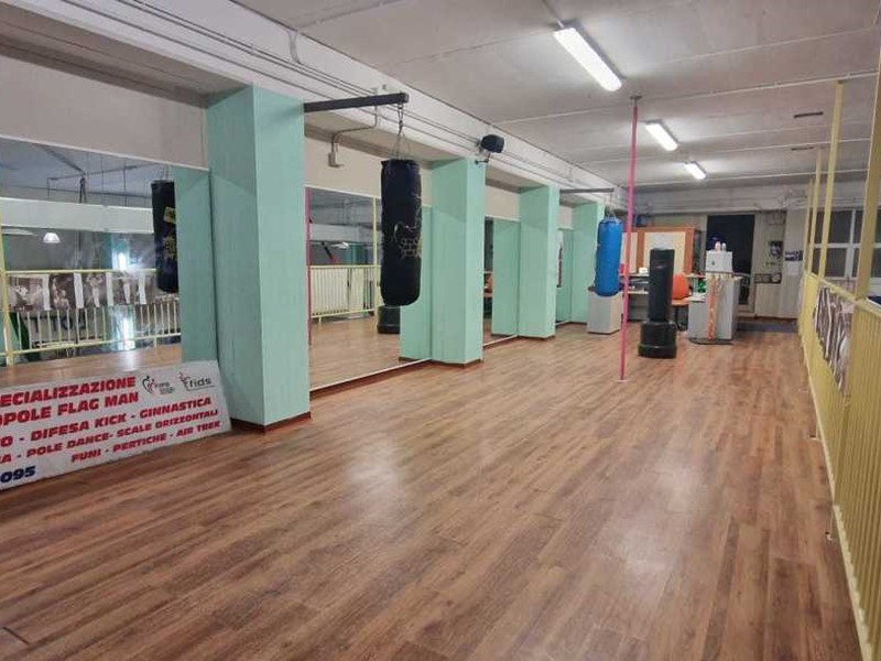 Attività commerciale in Affitto a Trani, 2'900€, 400 m²