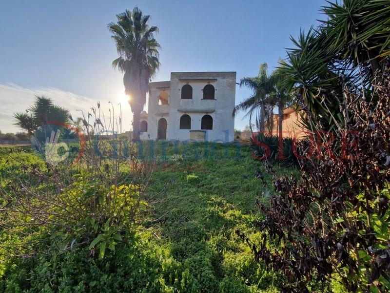 Casa Indipendente in Vendita a Oria, 150'000€, 320 m²