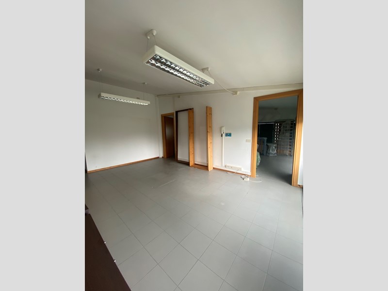 Ufficio in Affitto a Lucca, zona San Marco, 1'200€, 150 m²