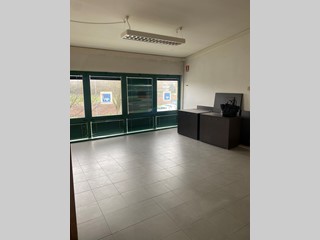 Ufficio in Affitto a Lucca, zona San Marco, 1'200€, 150 m²