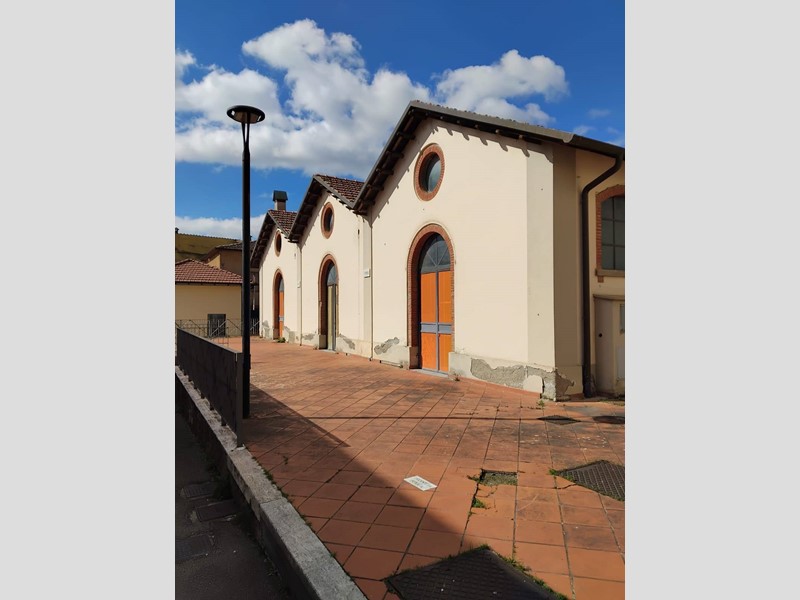 Immobile commerciale in Affitto a Bibbiena, zona Soci, 2'400€, 316 m²