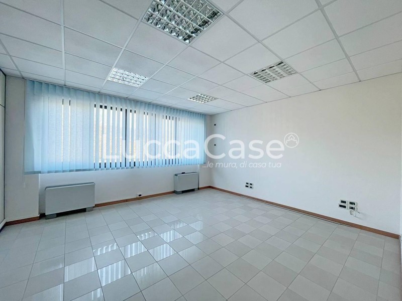 Ufficio in Affitto a Capannori, zona Guamo, 730€, 74 m²