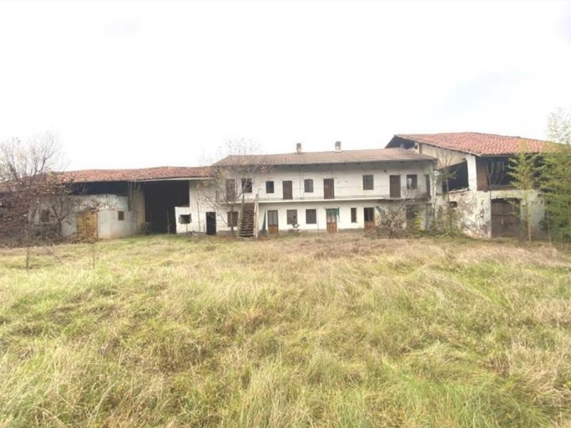 Quadrilocale in Vendita a Piscina, 48'000€, 932 m², con Box