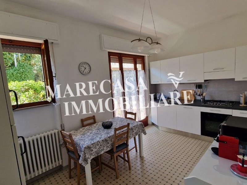 Trilocale in Affitto a Carrara, zona Marina di Carrara, 1'000€, 70 m², arredato, con Box