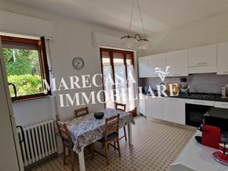 Trilocale in Affitto a Carrara, zona Marina di Carrara, 1'000€, 70 m², arredato, con Box