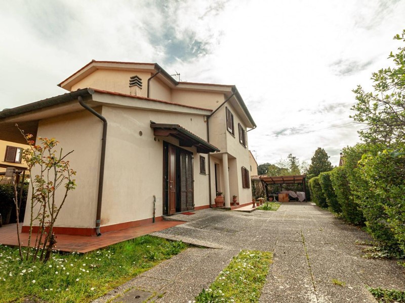 Villa in Vendita a San Giuliano Terme, zona Pontasserchio, 425'000€, 165 m², con Box