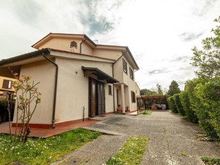 Villa in Vendita a San Giuliano Terme, zona Pontasserchio, 425'000€, 165 m², con Box