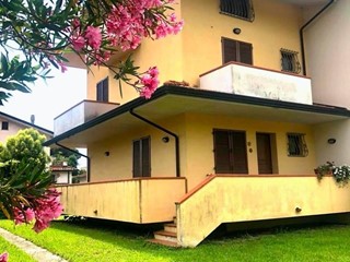 Villa bifamiliare in Vendita a Montignoso, zona Cinquale, 420'000€, 150 m², arredato