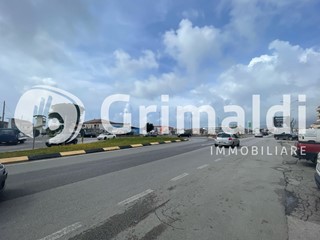 Negozio in Affitto a Montecorvino Pugliano, 2'500€, 350 m²