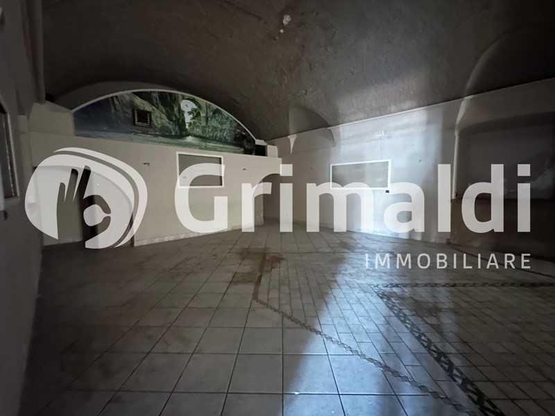 Negozio in Affitto a Montecorvino Pugliano, 2'500€, 350 m²