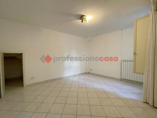 Bilocale in Vendita a Catania, 90'000&euro;, 74 m²