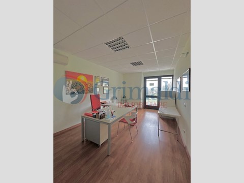 Ufficio in Vendita a Perugia, 90'000€, 90 m², arredato
