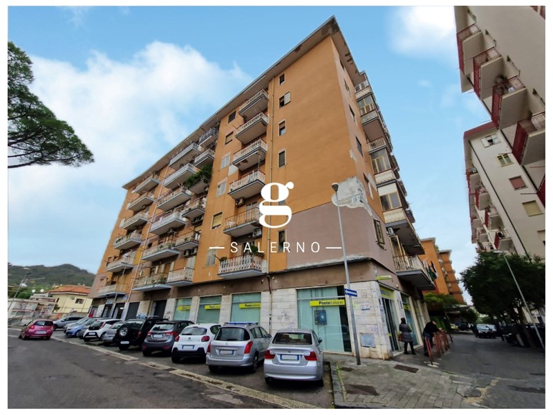 Negozio in Affitto a Salerno, 1'800€, 105 m²