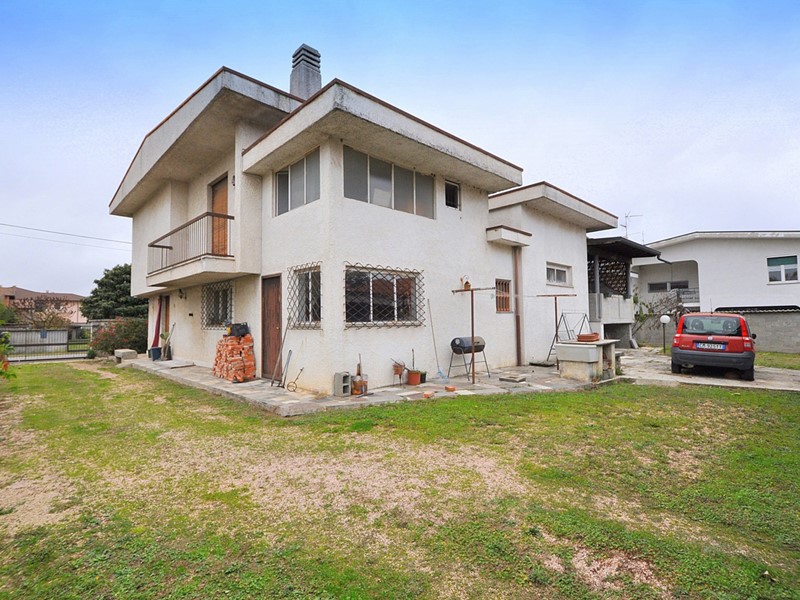 Villa in Vendita a Inveruno, 218'000€, 325 m²