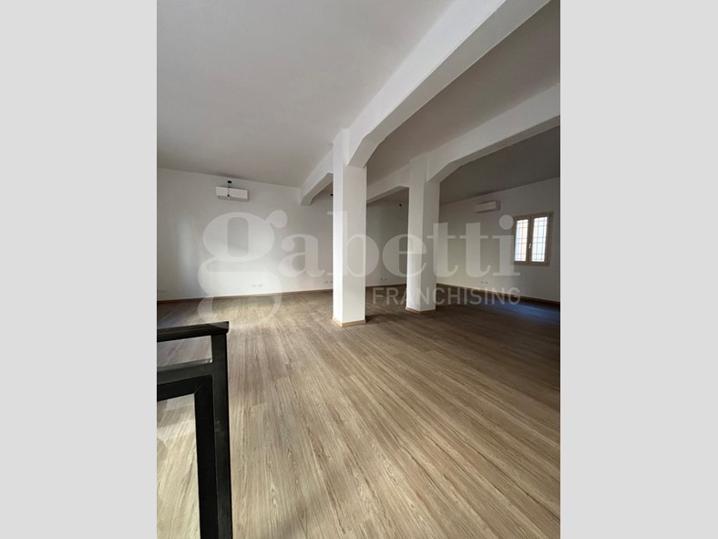 Negozio in Affitto a Sasso Marconi, 1'000€, 72 m²