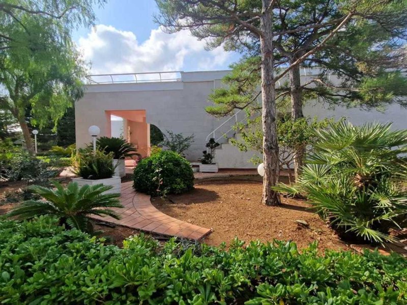 Villa in Vendita a Monopoli, zona CAPITOLO, 550'000€, 135 m²