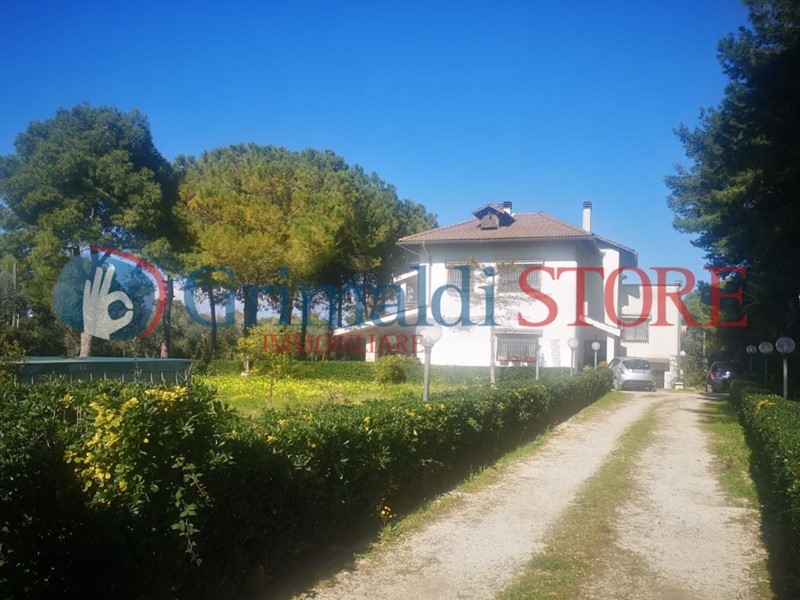 Casa Indipendente in Vendita a Taranto, 440'000€, 200 m², arredato, con Box