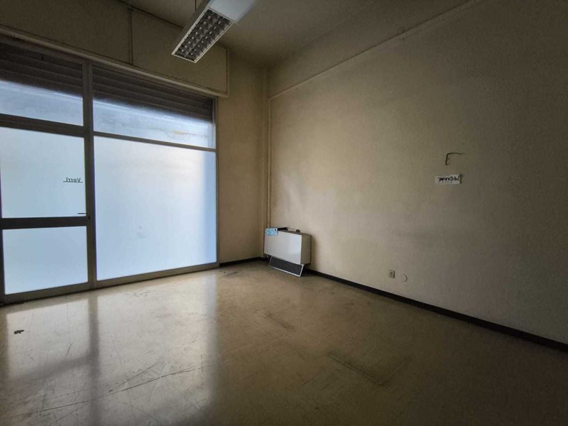 Immobile commerciale in Vendita a Monopoli, zona CENTRALE, 200'000€, 157 m²