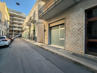 Immobile commerciale in Vendita a Monopoli, zona CENTRALE, 200'000€, 157 m²