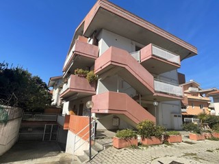 Trilocale in Vendita a Città Sant'Angelo, 120'000€, 82 m², con Box