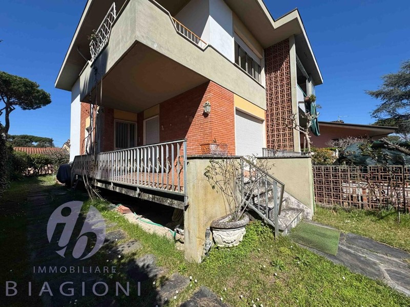 Villa bifamiliare in Vendita a Pietrasanta, zona Tonfano, 650'000€, 140 m², arredato, con Box