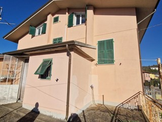 Casa Indipendente in Vendita a Aulla, zona Albiano Magra, 250'000€, 450 m²