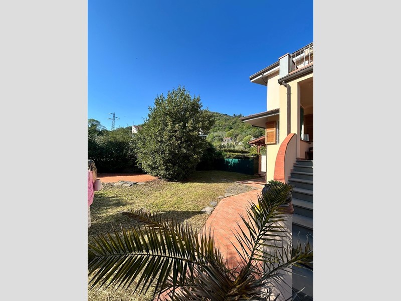 Villa bifamiliare in Vendita a Carrara, zona Sant'Antonio, 505'000€, 180 m², con Box