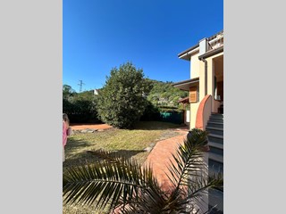 Villa bifamiliare in Vendita a Carrara, zona Sant'Antonio, 505'000€, 180 m², con Box