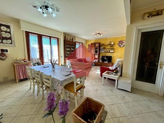 Quadrilocale in Vendita a Vinci, zona Spicchio, 230'000€, 82 m², con Box