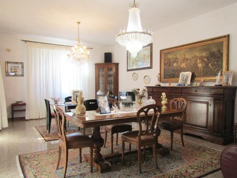 Villa in Vendita a Carrara, zona Marina di Carrara, 895'000€, 420 m², arredato, con Box