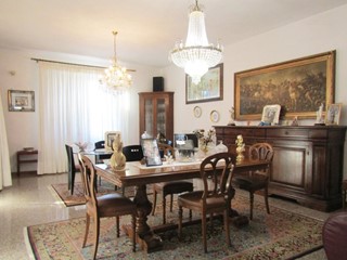 Villa in Vendita a Carrara, zona Marina di Carrara, 895'000€, 420 m², arredato, con Box