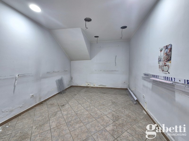 Negozio in Affitto a Pomigliano d'Arco, 850€, 70 m²