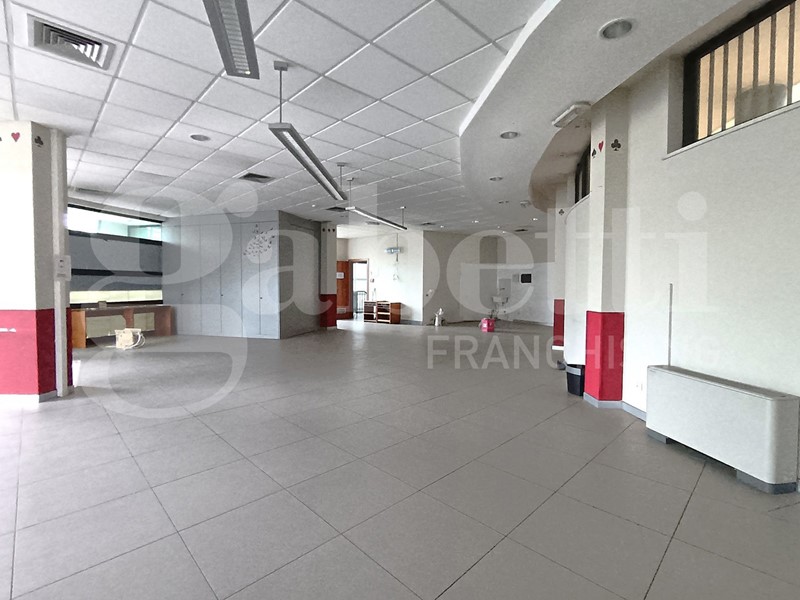 Ufficio in Vendita a Viareggio, 815'000€, 450 m²