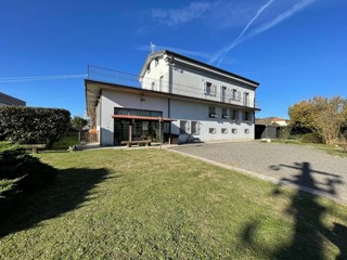 Casa Semi Indipendente in Vendita a Aulla, 170'000€, 230 m², arredato, con Box