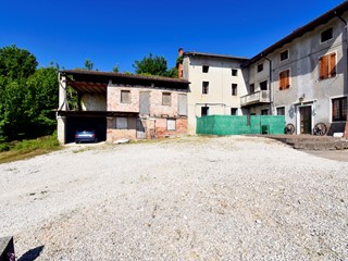 Casa Semi Indipendente in Vendita a Chiampo, 65'000&euro;, 430 m²