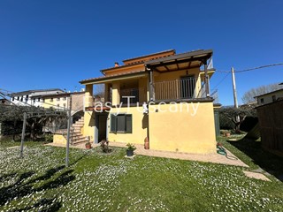 Casa Indipendente in Vendita a Lucca, 420'000&euro;, 250 m², con Box