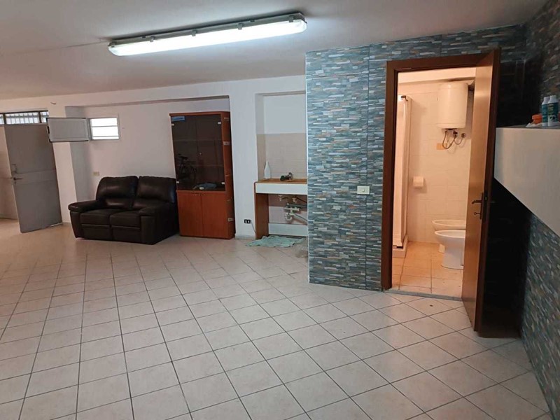 Capannone in Vendita a Cinisello Balsamo, 70'000€, 68 m²